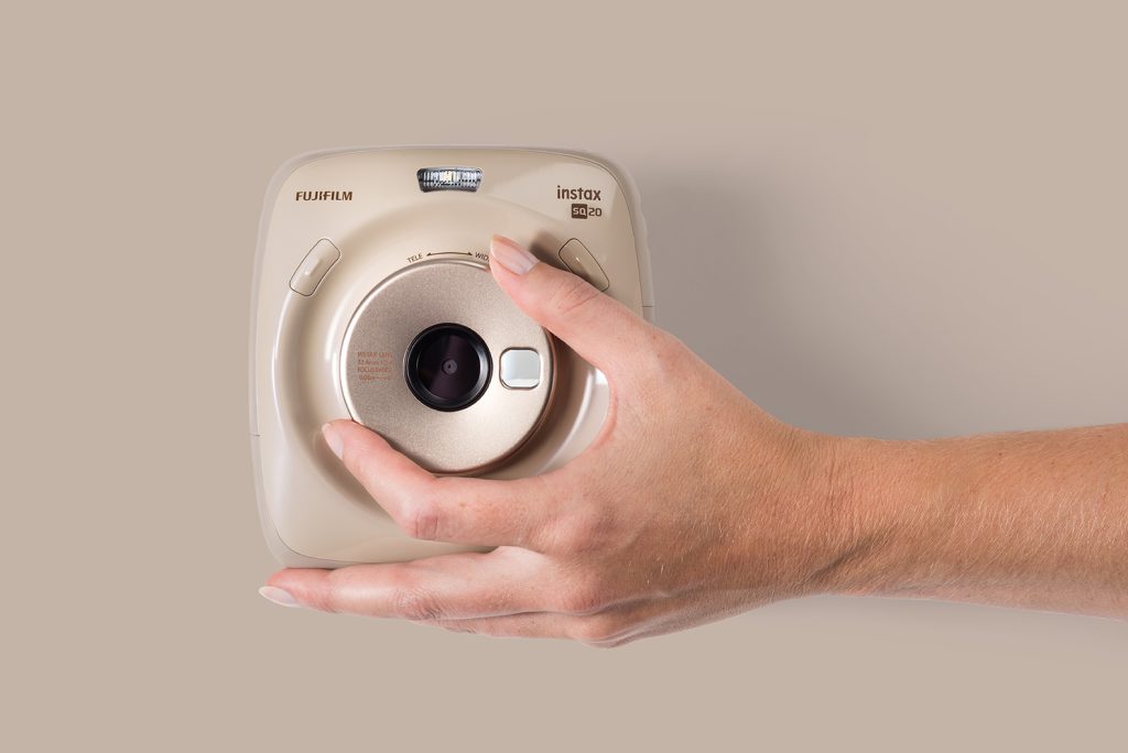Female hand using zoom on instax SQ6